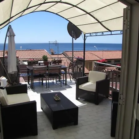 Casa Di Arturo Mansarda * Roccalumera